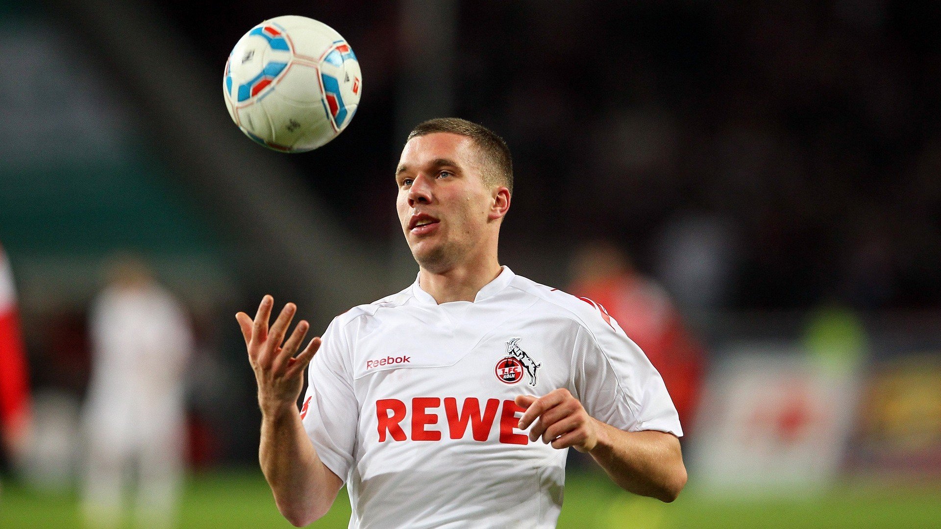 以足球为纽带的国际交流合作不断深化，提倡足球