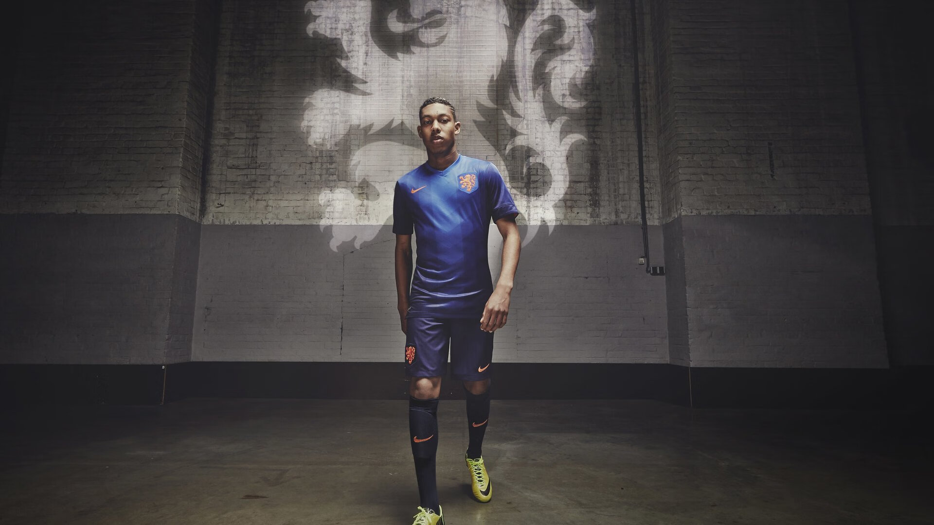 历史性时刻：首次在湿滑赛道中夺冠